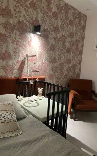 تخت کنار مادر