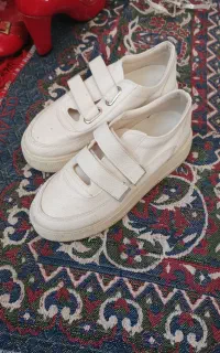 سه جفت کفش دخترانه نو سایز۳۸،۳۹ هفتصدوپنجاه تومان‌