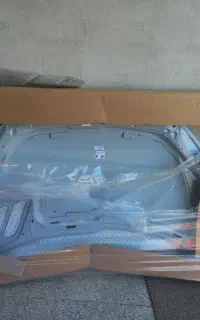 کاپوت جلو ۲۰۶ به همراه نقاشی