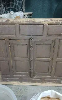 در گنجه چوبی قدیمی