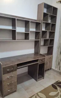 میز کامپیوتر (تحریر) و کتابخانه