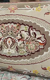 یک جفت پشتی گل برجسته