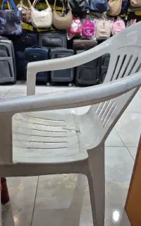صندلی سفید رنگ