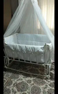 تخت بچه سالم وتمیزدر حدنو وفرش۱۲متری قرمز۲تومن