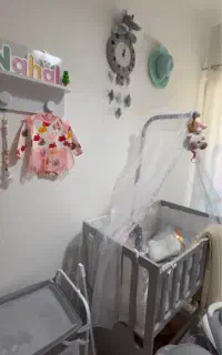 تخت کنار مادر