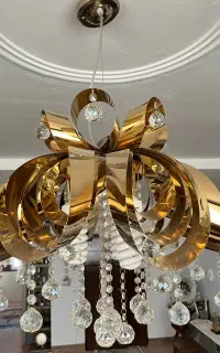 تعدادی لوستر بفروش میرسید