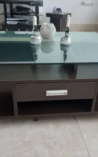 میز جلو مبلی سالم و یک عدد میز تلویزیون شیشه ای