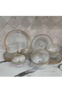 سرویس چینی شش نفره باطرح زیبا به فروش میرسد