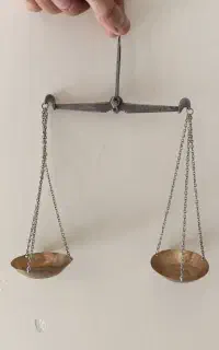 ترازوی کوچک قدیمی