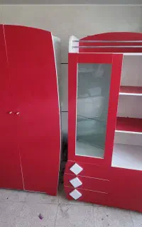 یک کمد و ویترین رنگ قرمز سفید