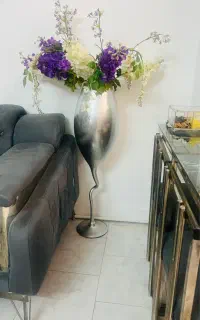 گلدان نقره ای با گلهاش