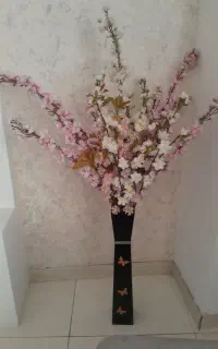 گلهای شکوفه مصنوعی بلند همراه با گلدان بلند چوبی