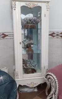کنار پرده کمد بچه، ساعت ایستاده،بوفه