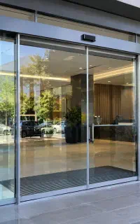 اجرای درب شیشه‌ای اتوماتیک