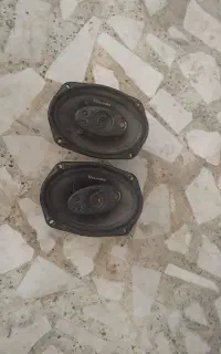 قفل قدیمی.باند. صندلی چوبی