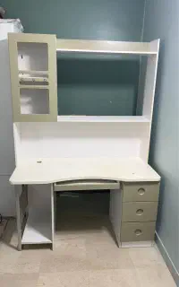 میز تحریر و کامپیوتر