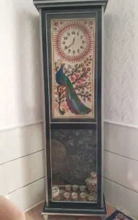 میز تلویزیون وساعت ایستاده