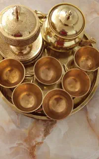 میز و سرویس فنجان و لنبکی برنز