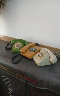 سه عدد تلفن قدیمی