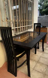 میز بزرگ با دو صندلی