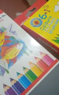 یک بسته مداد شمعی و مداد رنگی