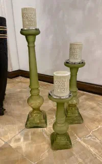 سه عدد شمعدان