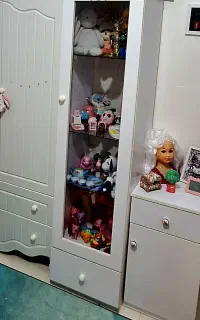 بوفه اتاق کودک دارای طبقات شیشه ای و یک کشوی کوچک