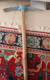 بیل و کلنگ و قفل