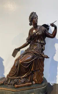 مجسمه برنز زن شاعر فرانسوی