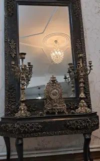 آینه و کنسول و ساعت و شمعدون