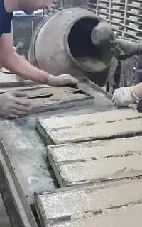 کارگر در کارگاه تولید سنگ لاهیجان