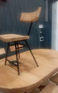 صندلی چوبی با پایه فلزی