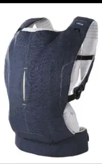 آغوشی چیکو نوی نو میباشد همراه با یک کلاه بادگیر