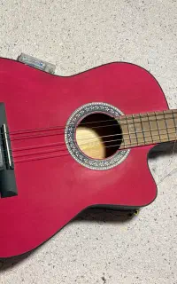 گیتار کلاسیک صورتی