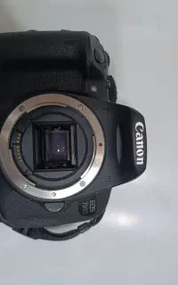 دوربین کنون ۷۰۰دی کم شات خورده