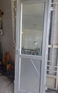 در حمام آلمینیومی
