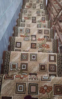 رو پله ای تمیز و مرتب