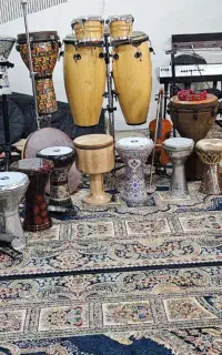 تعدادی ساز کوبه ای جیمبی داربوکا ضرب ه تیمپو