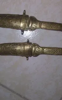 دو تا خنجر عکس ماهی دو تبرزین برنجی. قدیمی