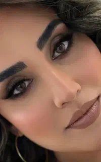 میکاپ کارم آماده همکاری با سالن های زیبایی