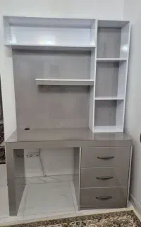 میز تحریر و کتابخانه