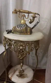 میز و تلفن برنز