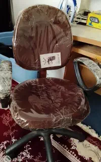صندلی اداری و میز کامپیوتر