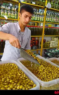 فروشنده در زیتون فروشی داخل شهر رودباز