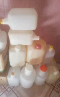 تعدادی دبه و بطری و ظرف شیشه