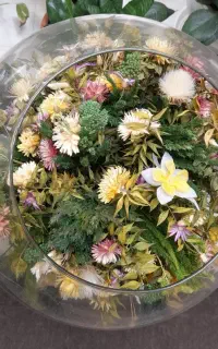 کلکسیونی از تابلو و کره شیشه ای پر گل