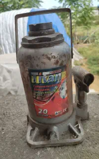 جک تیتان 20 تنی