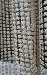 پرده دانتل طلایی ۱۱۰×۱۵۰ بسیار زیبا از نزدیک