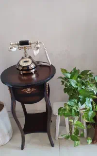 میز تلفن و تلفن و پایه گل