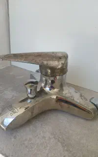 شیر اهرمی حمام و دوتا سبد دست باف